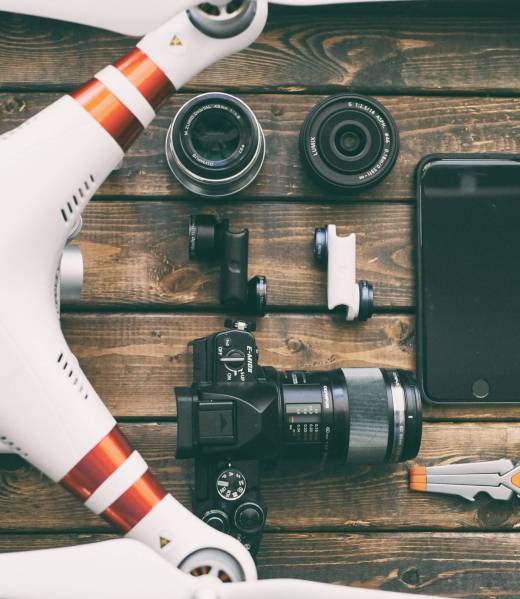 Drone e equipamentos para captura de imagens aéreas Drone branco da DJI - Imagem de drones, fotografia e celulares.