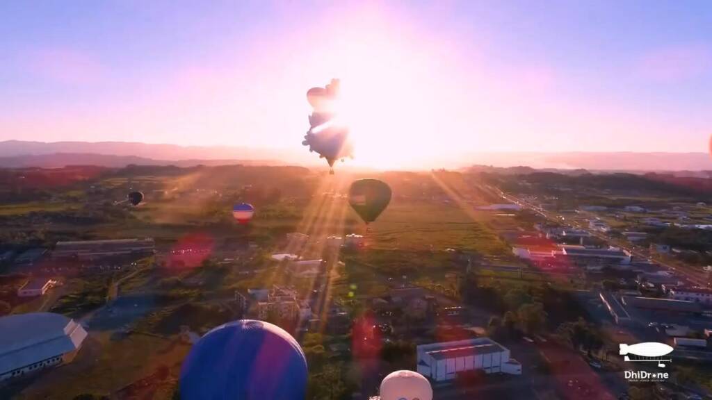 Foto aérea com drone ao pôr-do-sol. No meio de balões que estão participando do Festival de Torres.